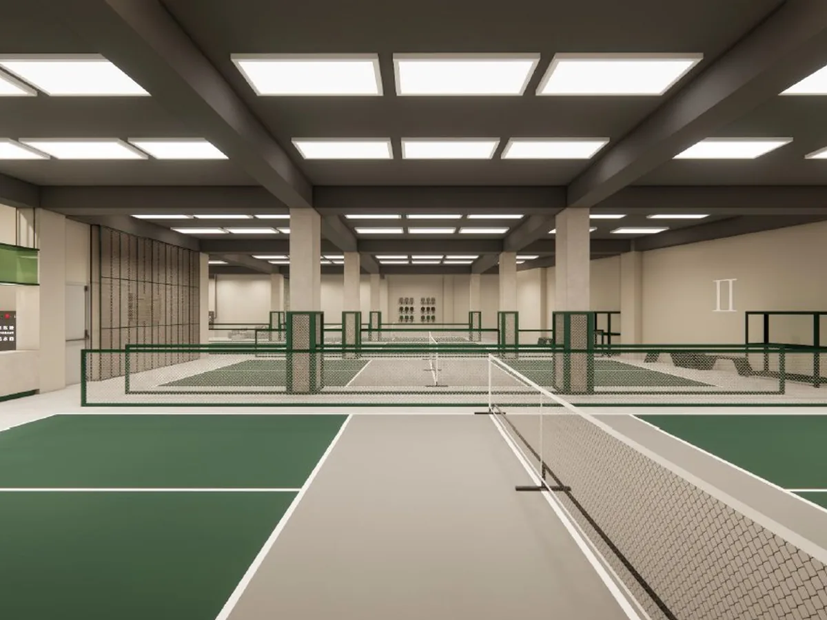 室內球場，深綠色場地配淺色非截擊區，天花板整排方形燈具