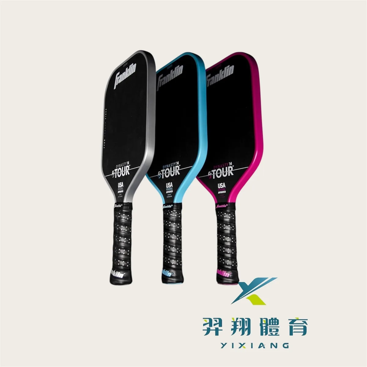 三支並排，銀、藍、桃紅邊框的黑色拍面，印 TOUR