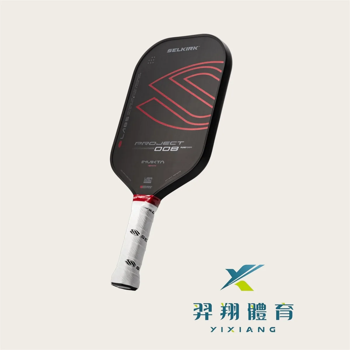 黑色拍面有紅色 S 圖形，印 PROJECT 008，白握把布